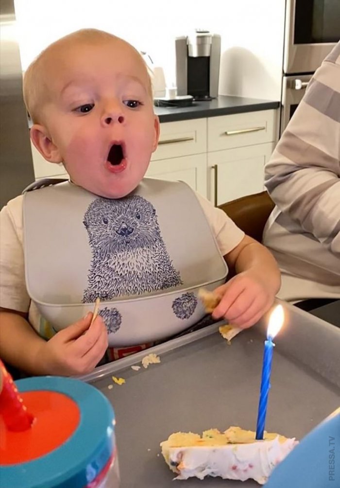 Забавный малыш пытается задуть свечу. ВИДЕО
