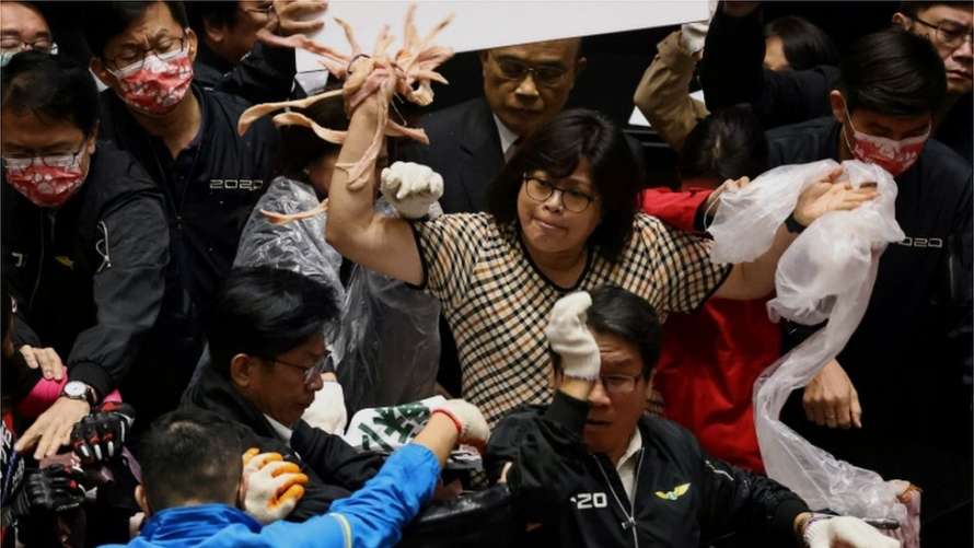На Тайване в парламенте депутаты забросали друг друга свиными потрохами. ВИДЕО