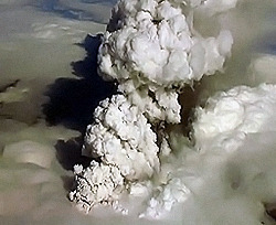 Вулкан Эйяфьятлайокудль вновь проснулся и продолжает извергать пепел