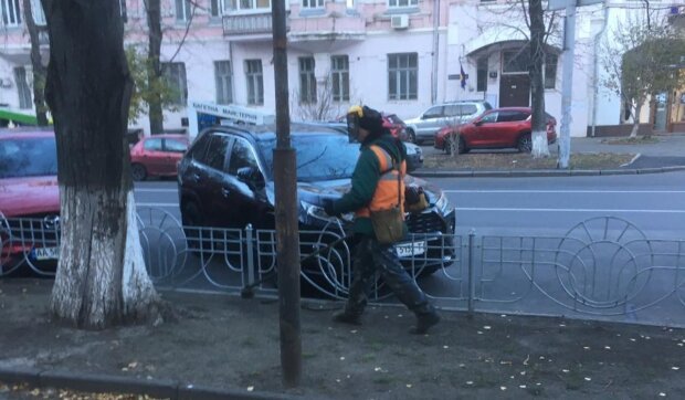 В Киеве заметили коммунальщика, который косил несуществующую траву. ФОТО