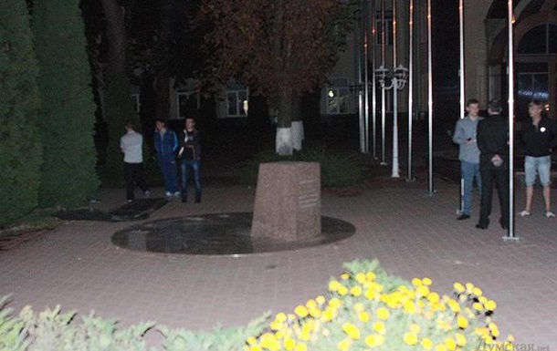 В Одессе снесли \"памятник Кивалову\". ВИДЕО