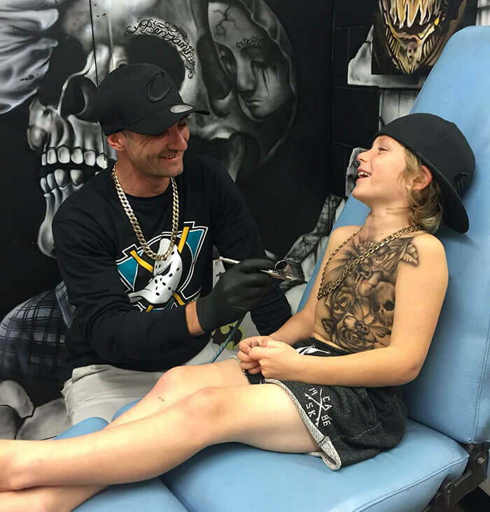 Художник делает татуировки больным детям, чтобы развеселить их и придать уверенности. ФОТО