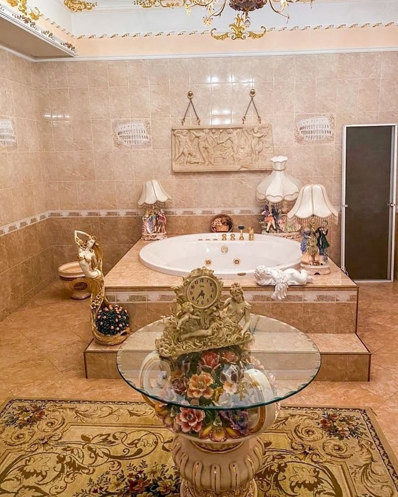 В Одессе выставили на продажу 9-комнатную квартиру с пафосным интерьером. Фото