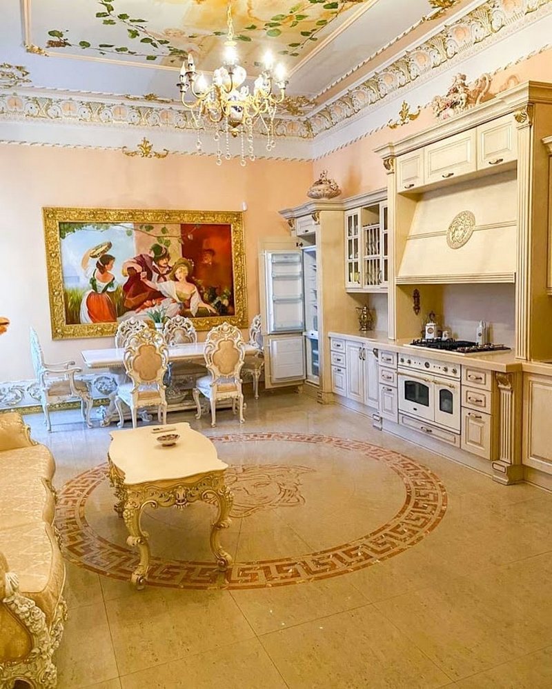 В Одессе выставили на продажу 9-комнатную квартиру с пафосным интерьером. Фото