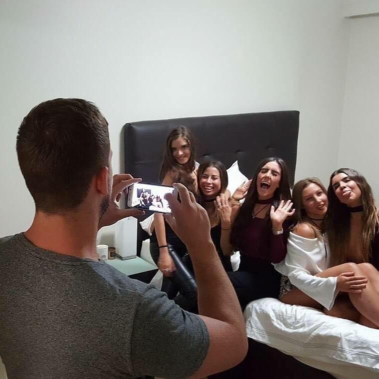Фото о том, чего парням стоят шикарные снимки их девушек в Instagram. ФОТО