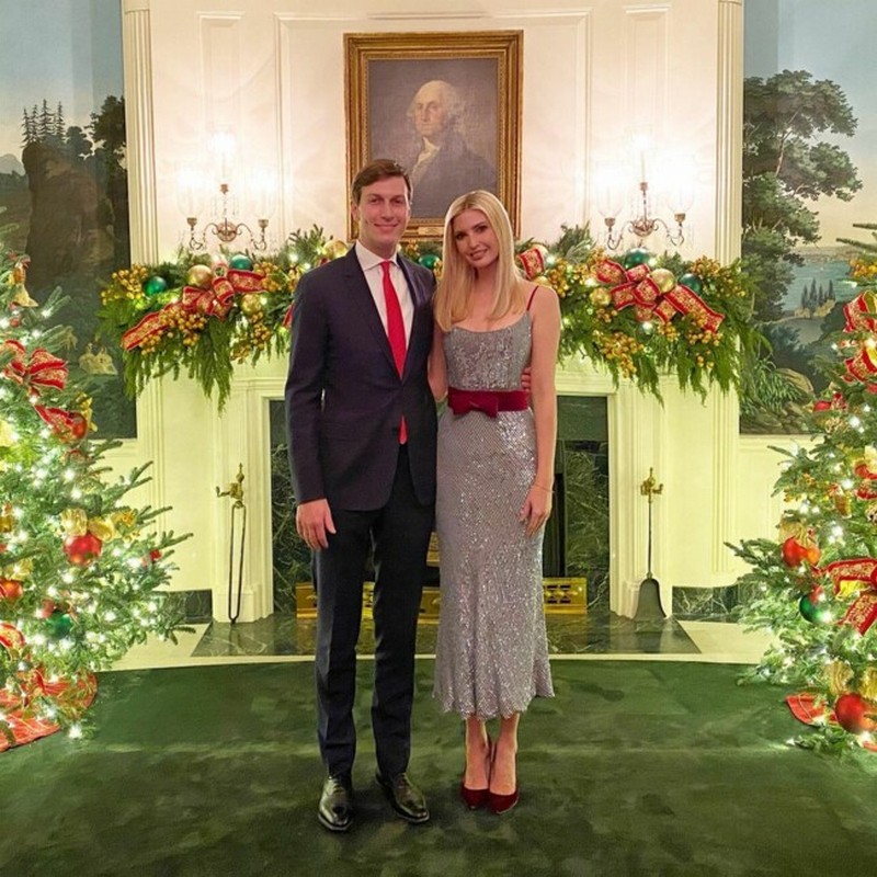 Иванка Трамп показала идеальный новогодний образ за 2750 долларов. Фото