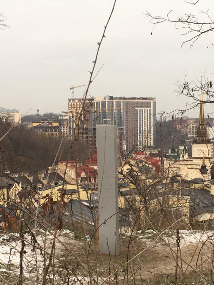 В Киеве на горе нашли таинственный монолит, соцсети взорвались шутками: ФОТО