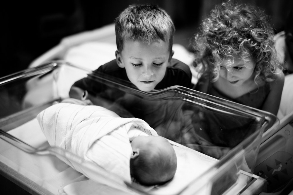 Первая встреча: как дети реагируют на своих новорожденных братьев и сестер. ФОТО