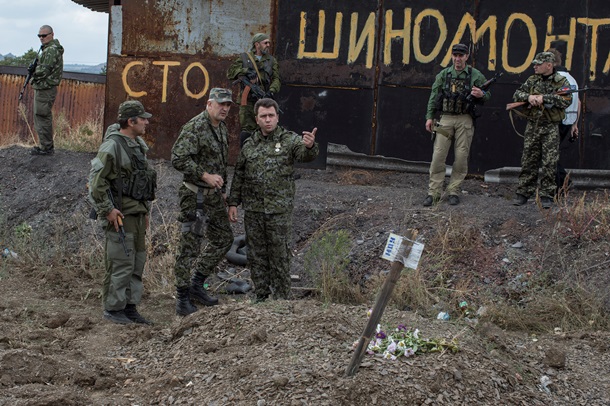 Фото братской могилы в поселке Нижняя Крынка после тяжелых боев. 