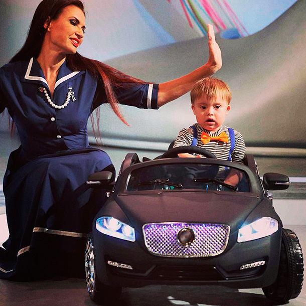 Популярная актриса подарила своему маленькому сыну машину Jaguar
