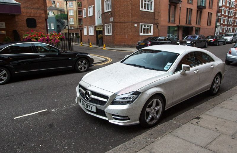 Студентка покрыла свой Mercedes миллионом кристаллов Сваровски. ФОТО