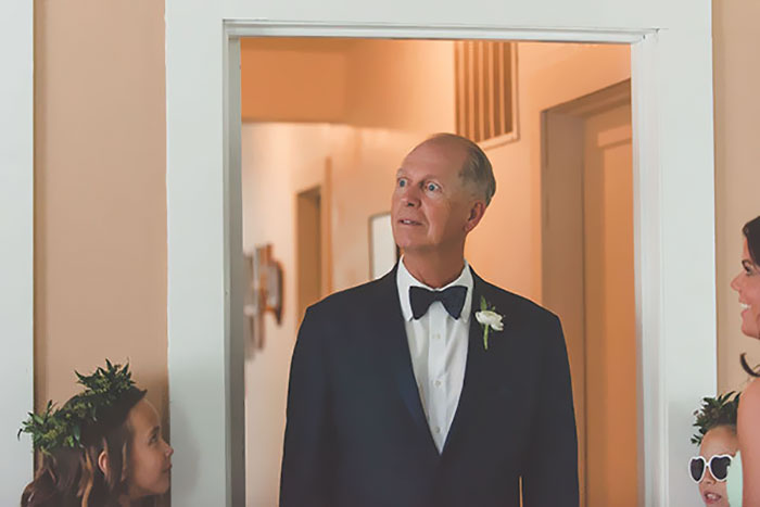 Трогательные снимки, где отцы не смогли сдержать эмоции при виде дочерей в свадебных платьях. ФОТО