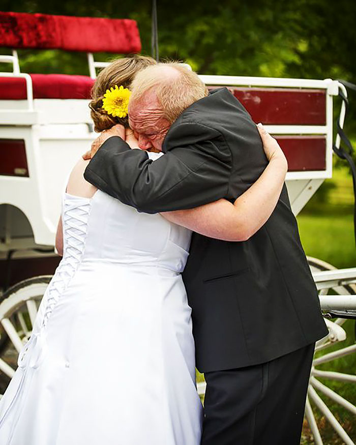 Трогательные снимки, где отцы не смогли сдержать эмоции при виде дочерей в свадебных платьях. ФОТО