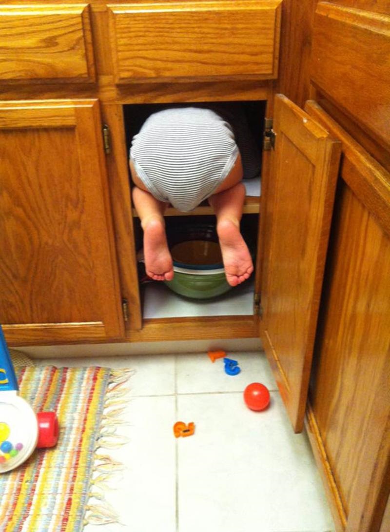 Прят. Ребенок спрятался. Ребенок спрятался в шкафу. Я спрятался дети. Малыш играет в ПРЯТКИ.