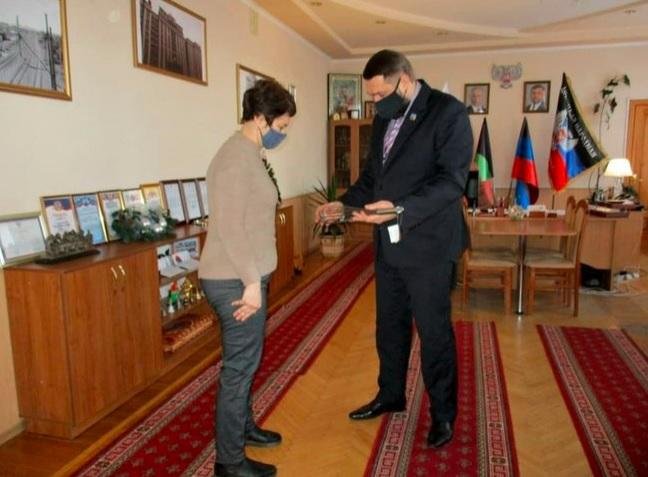 \"Мэр\" в оккупированном Дебальцево похвастался подаренным для детей веничком. ФОТО