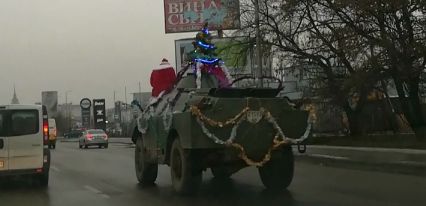 Деды Морозы на военной технике в Киеве развеселили сеть. ВИДЕО