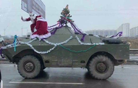 Деды Морозы на военной технике в Киеве развеселили сеть. ВИДЕО