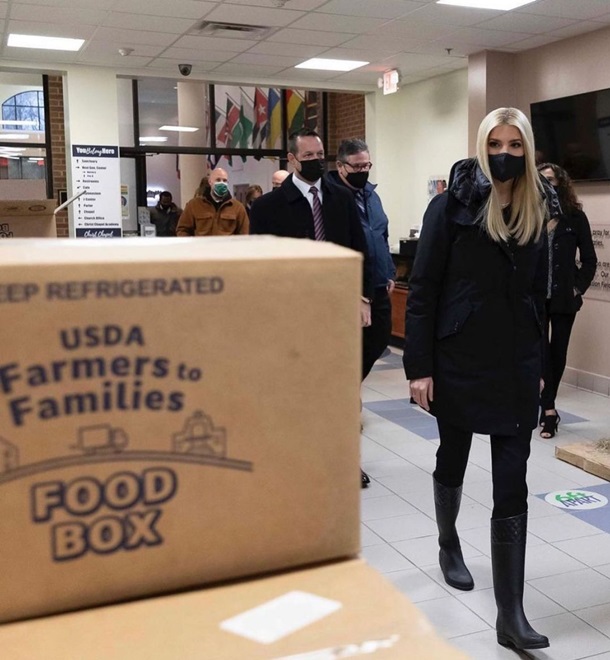 Дочь Трампа грузила коробки с едой нуждающимся. ФОТО