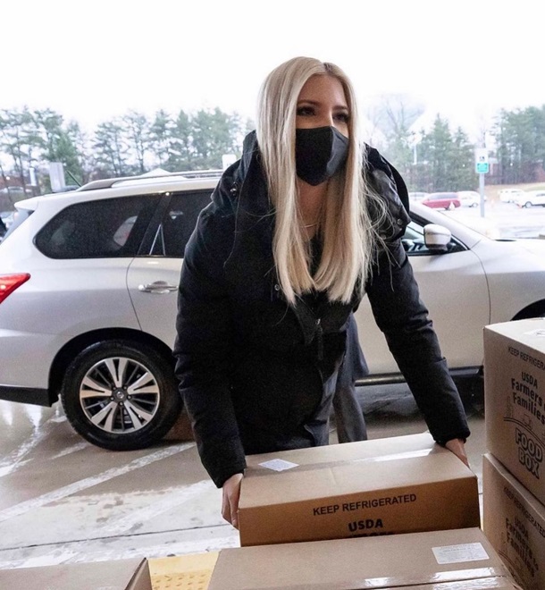 Дочь Трампа грузила коробки с едой нуждающимся. ФОТО