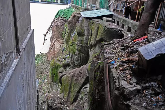 В Китае обнаружили огромную статую Будды без головы под многоэтажкой