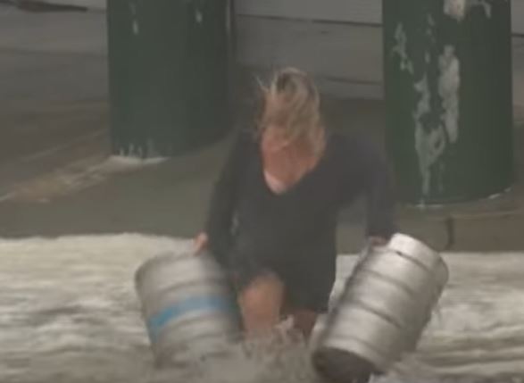 Австралийка не побоялась прыгнуть в пучину ради спасения бочек с пивом
