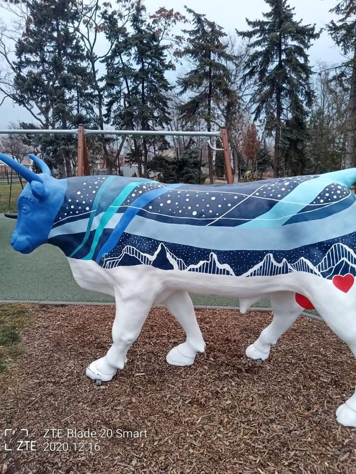 В соцсетях критикуют новогоднюю фигуру быка в Мариуполе, выставленную на детской площадке: что возмущает жителей. ФОТО