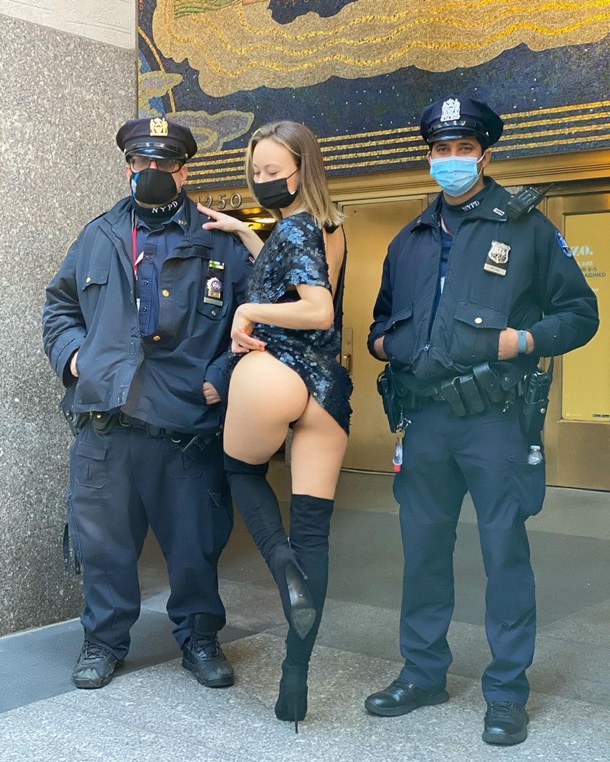 Девушка "подбодрила" полицейских, подняв платье. ФОТО