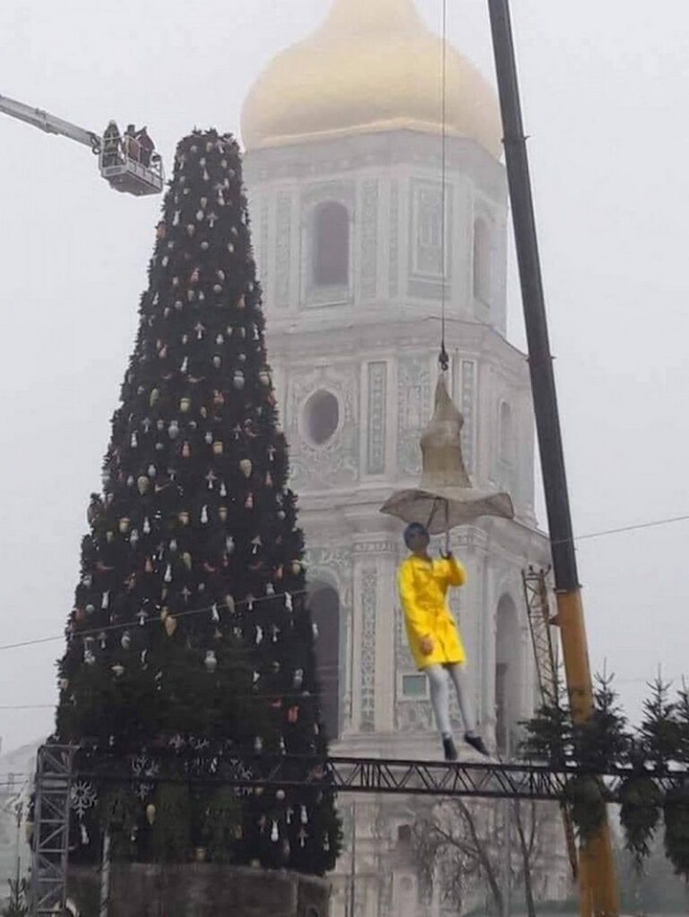 Шляпа над главной елкой страны вдохновила соцсети на новые фотожабы