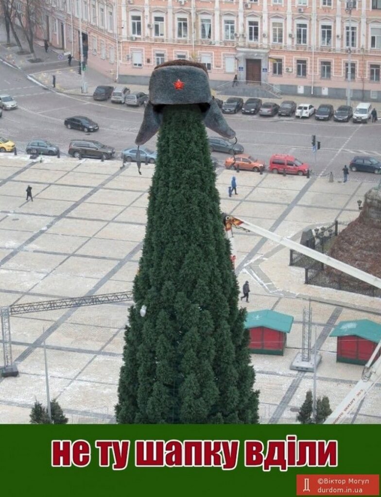 Шляпа над главной елкой страны вдохновила соцсети на новые фотожабы