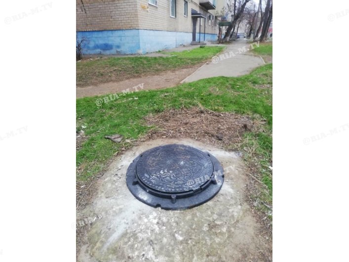 Курьез: в Запорожской области на канализационном люке заметили масонскую символику. ФОТО