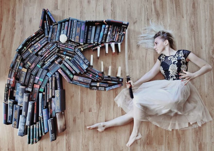 Букстаграм — Элизабет Саган создаёт креативные образы с помощью книг. ФОТО