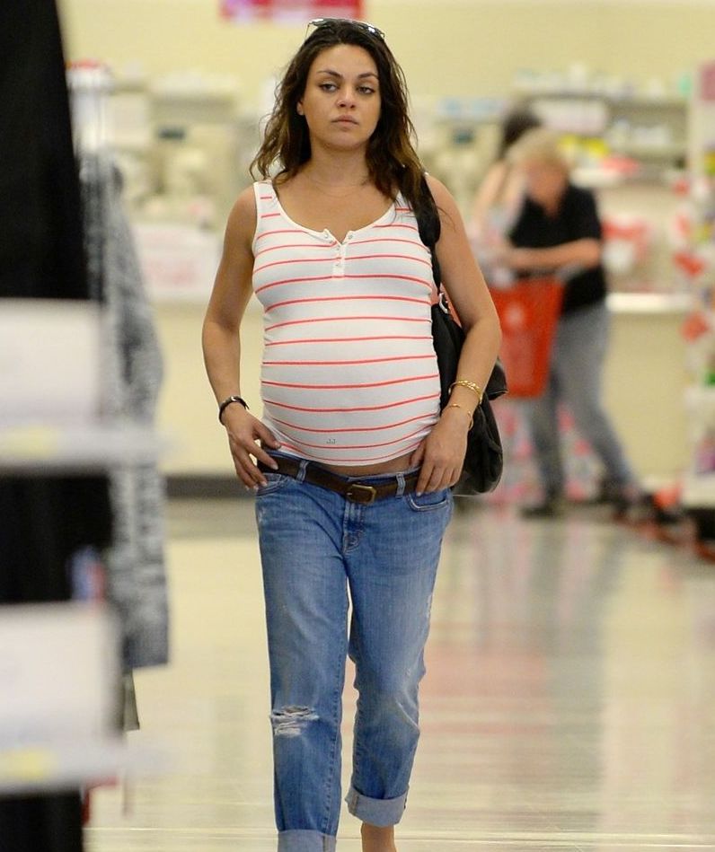 На сносях: беременная Мила Кунис гуляет по магазинам. ФОТО