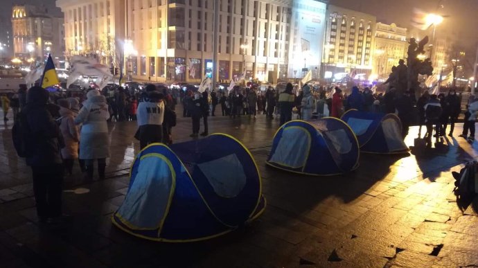 Пройдите с нами забрать 8 тысяч: появилась меткая фотожаба на стычки протестующих с полицией на Майдане