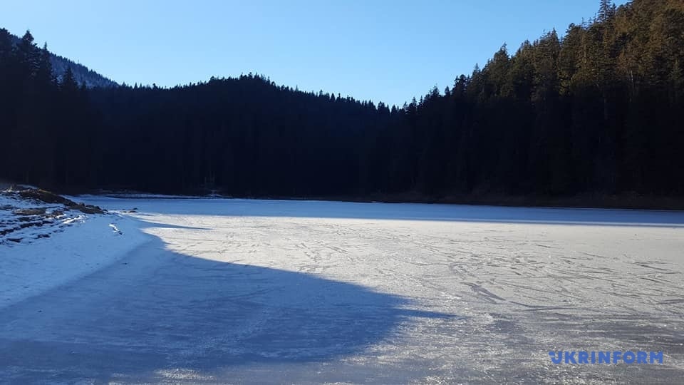 В Карпатах замерзло самое большое горное озеро Украины. Фото