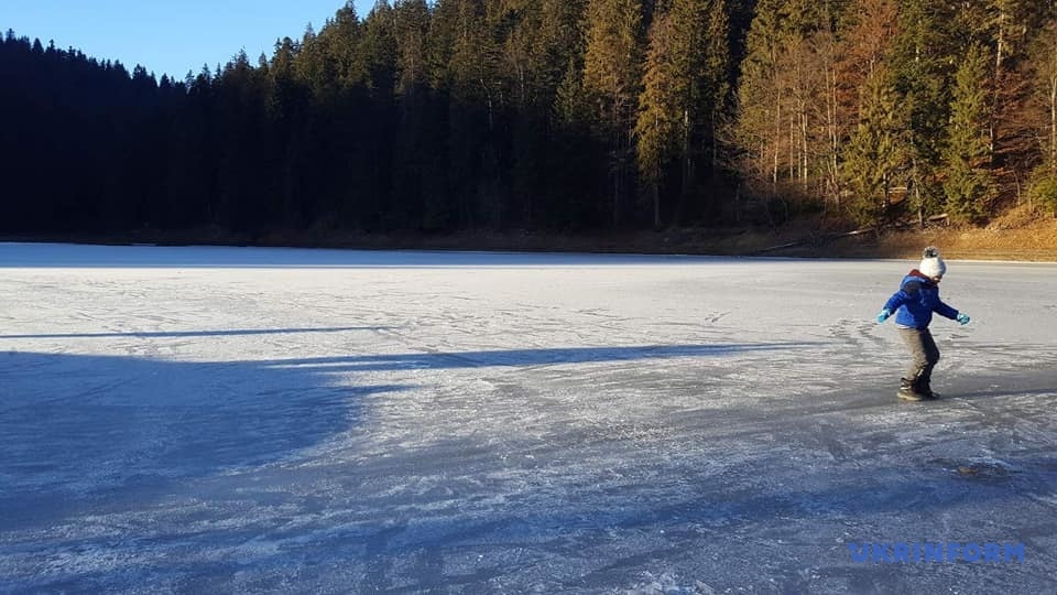 В Карпатах замерзло самое большое горное озеро Украины. Фото