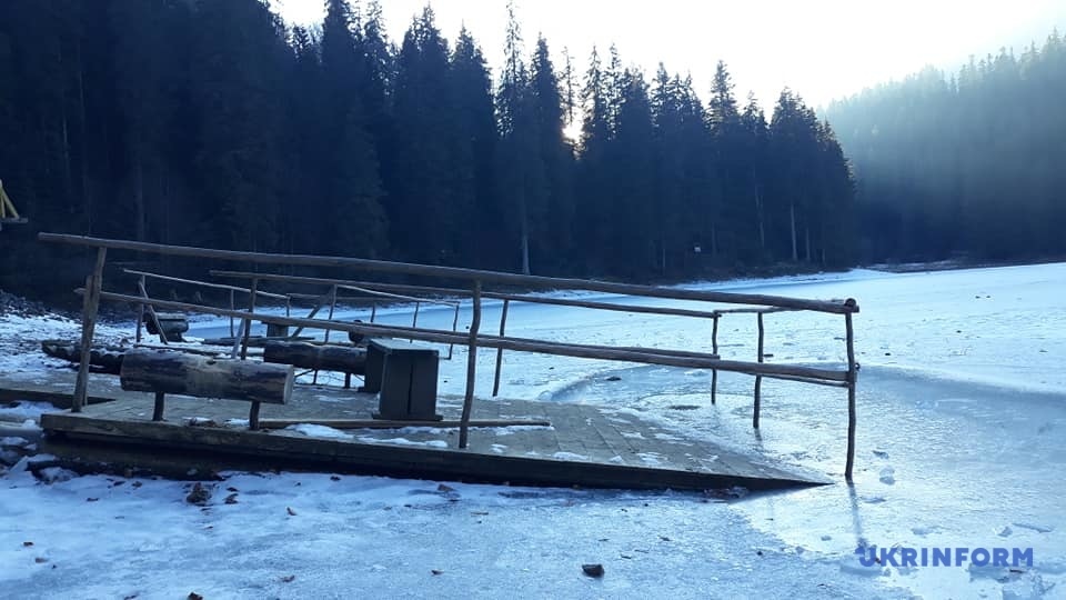 В Карпатах замерзло самое большое горное озеро Украины. Фото