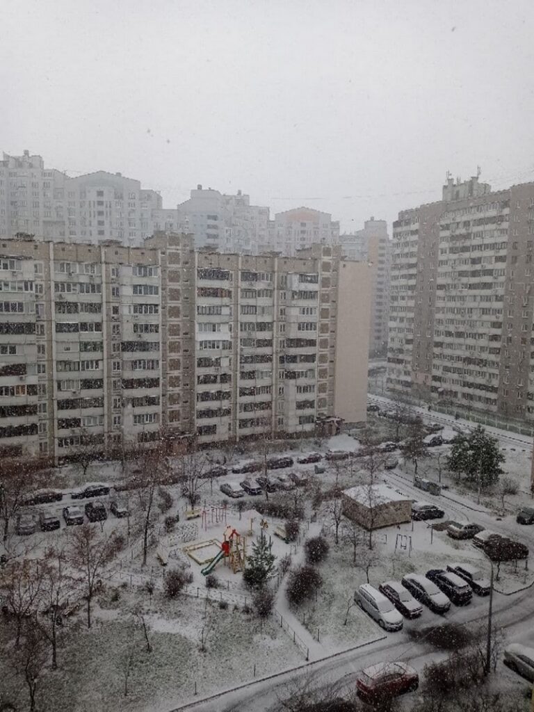 Киев остановился в пробках из-за сильного снегопада. Фото