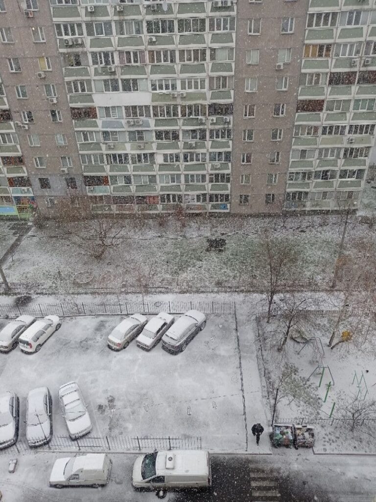 Киев остановился в пробках из-за сильного снегопада. Фото