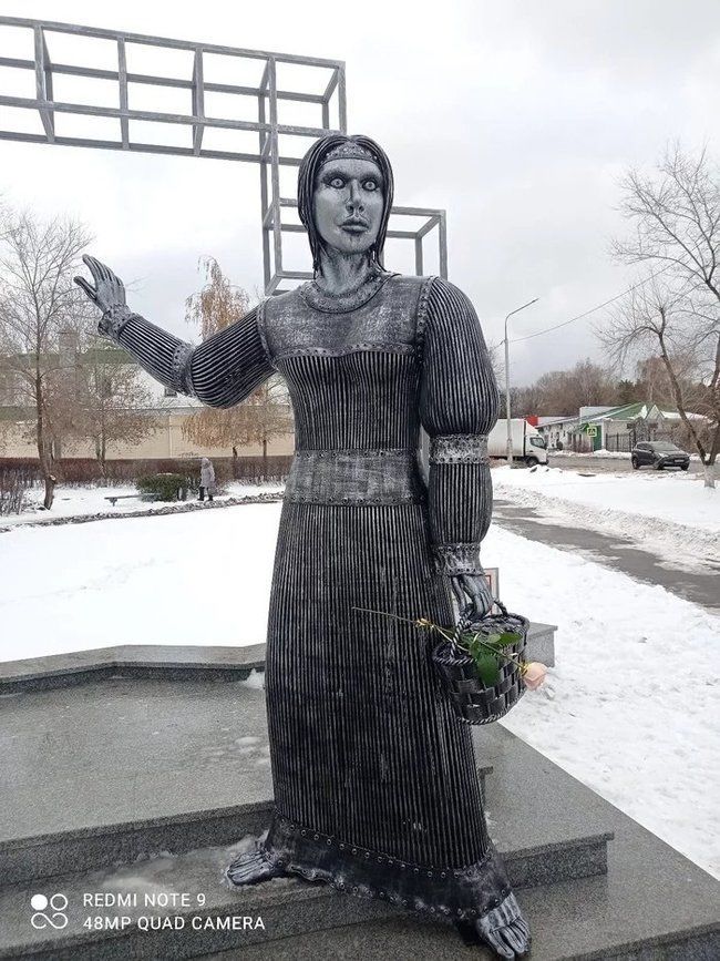 Нашелся покупатель на напугавший и рассмешивший всех российский памятник «Аленка». ФОТО
