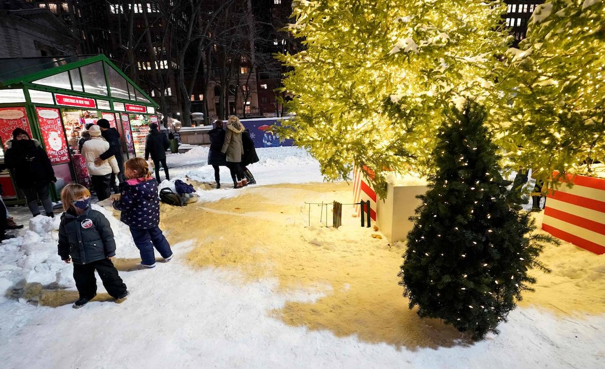 Мистер Рождественская ёлка дарит радость на улицах Нью-Йорка