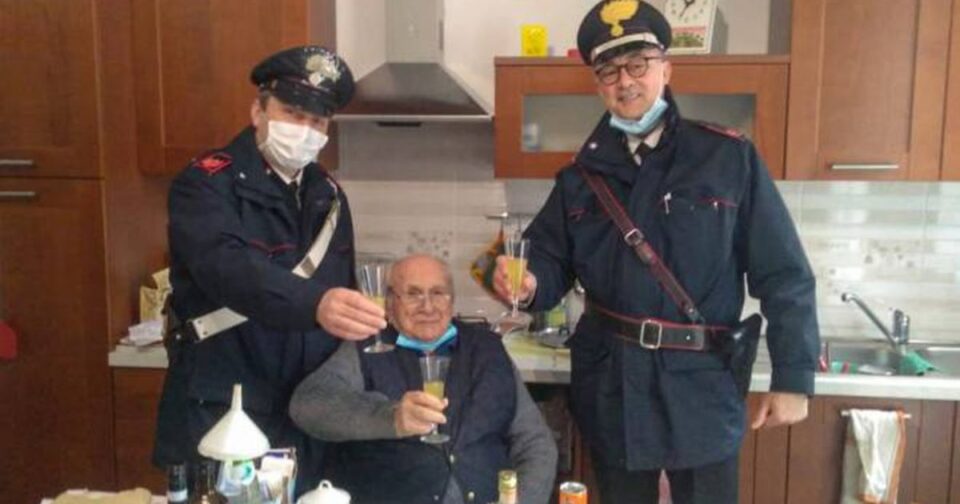 В Италии пенсионер вызвал полицию, чтобы не проводить праздники в одиночестве. ФОТО