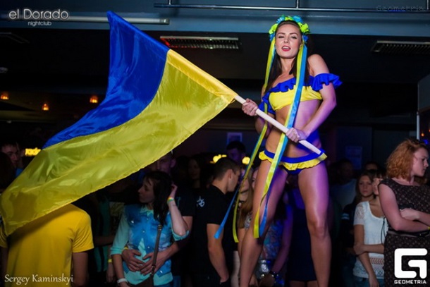 В Ивано-Франковске стриптизерши танцуют в вышиванках и с флагами Украины. ФОТО