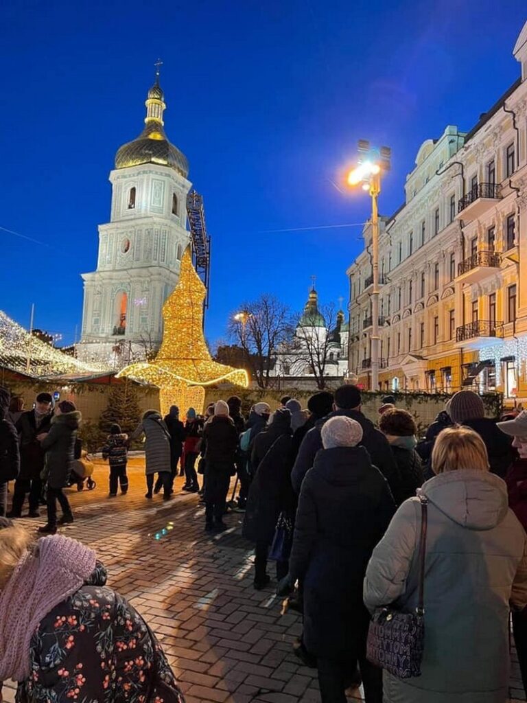 Сотни киевлян выстроились в очередь ради снимка со скандальной новогодней шляпой. Фото