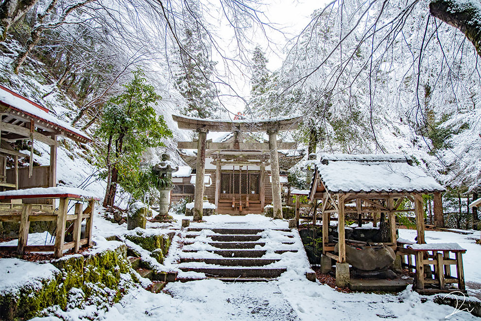 Заснеженная японская святыня на зимних снимках