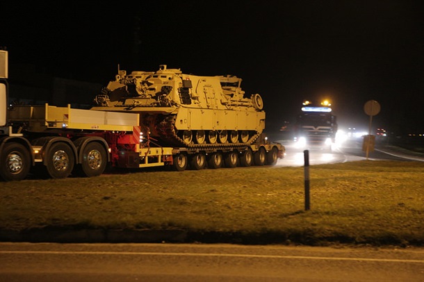 В Латвию прибыли эшелоны с американскими танками и бронетехникой - СМИ. ФОТО