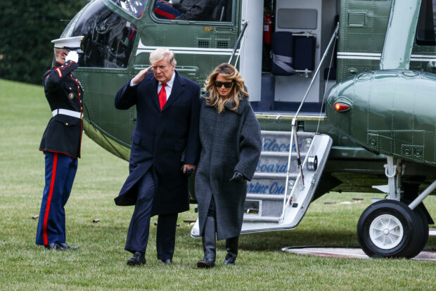 Мелания Трамп прогулялась в трендовом пальто. Фото