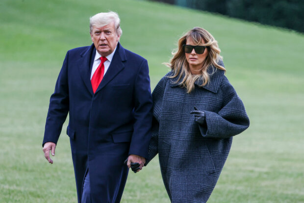 Мелания Трамп прогулялась в трендовом пальто. Фото