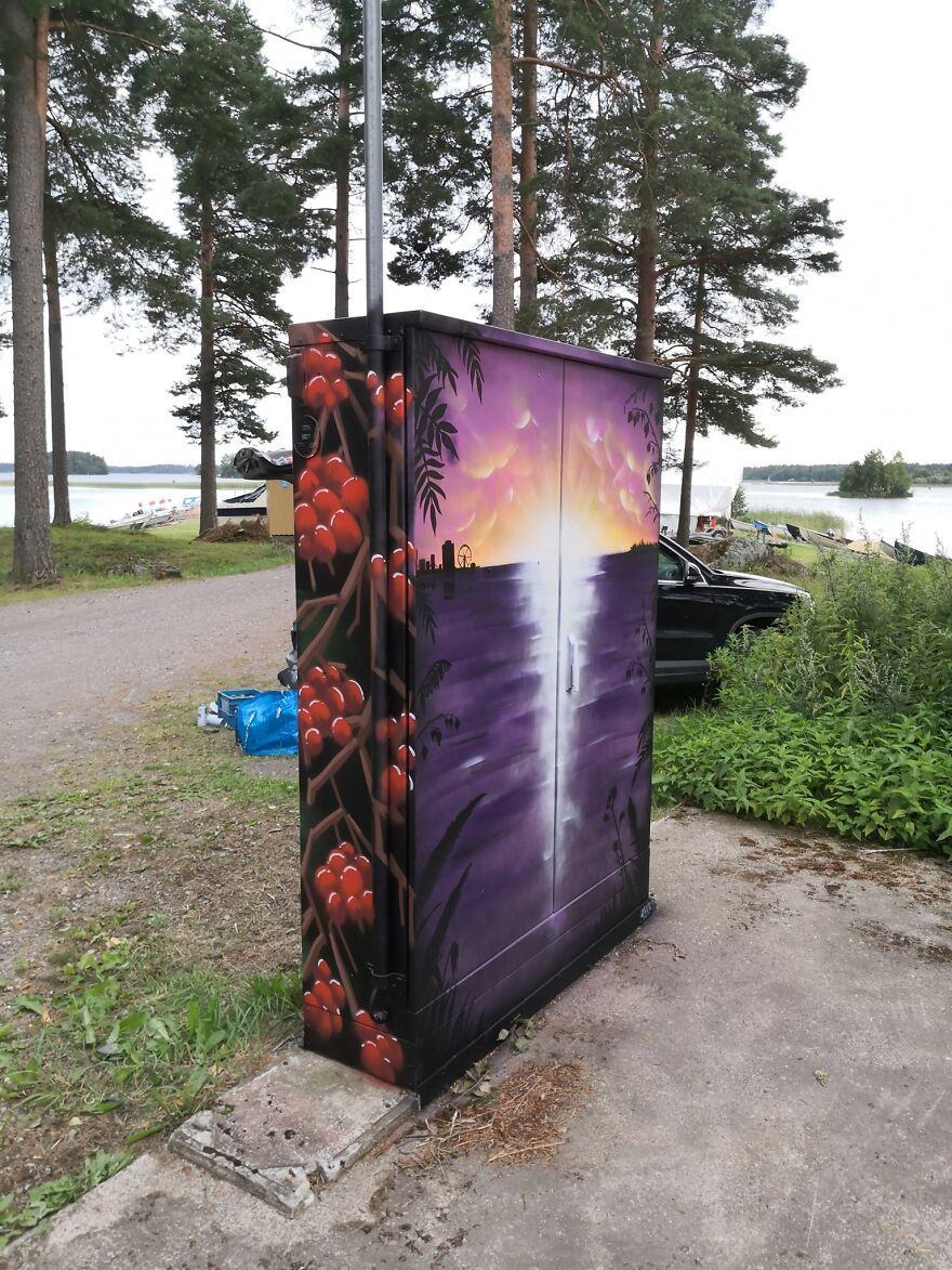 Финский художник разрисовал электрические шкафы