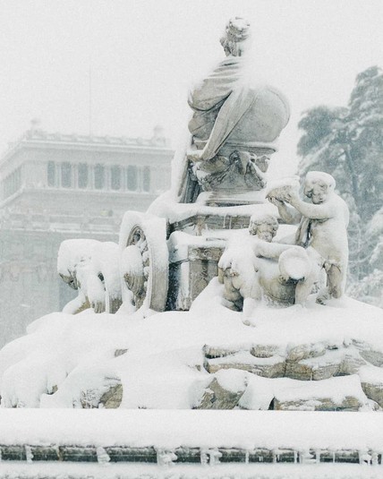 Сильнейший снегопад в Мадриде: испанцы не стали терять время зря и устроили праздник (фото)