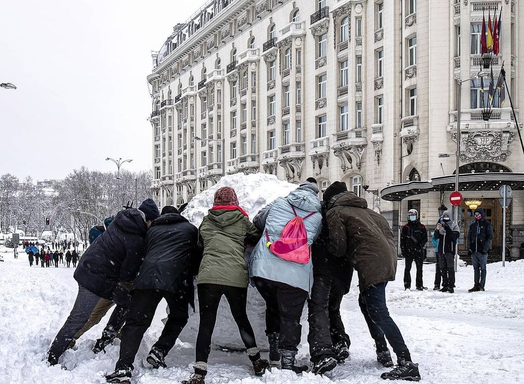 Сильнейший снегопад в Мадриде: испанцы не стали терять время зря и устроили праздник. ФОТО